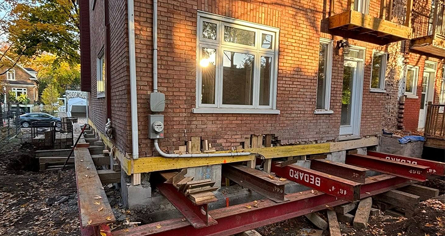 Travaux de fondation d’une maison en brique