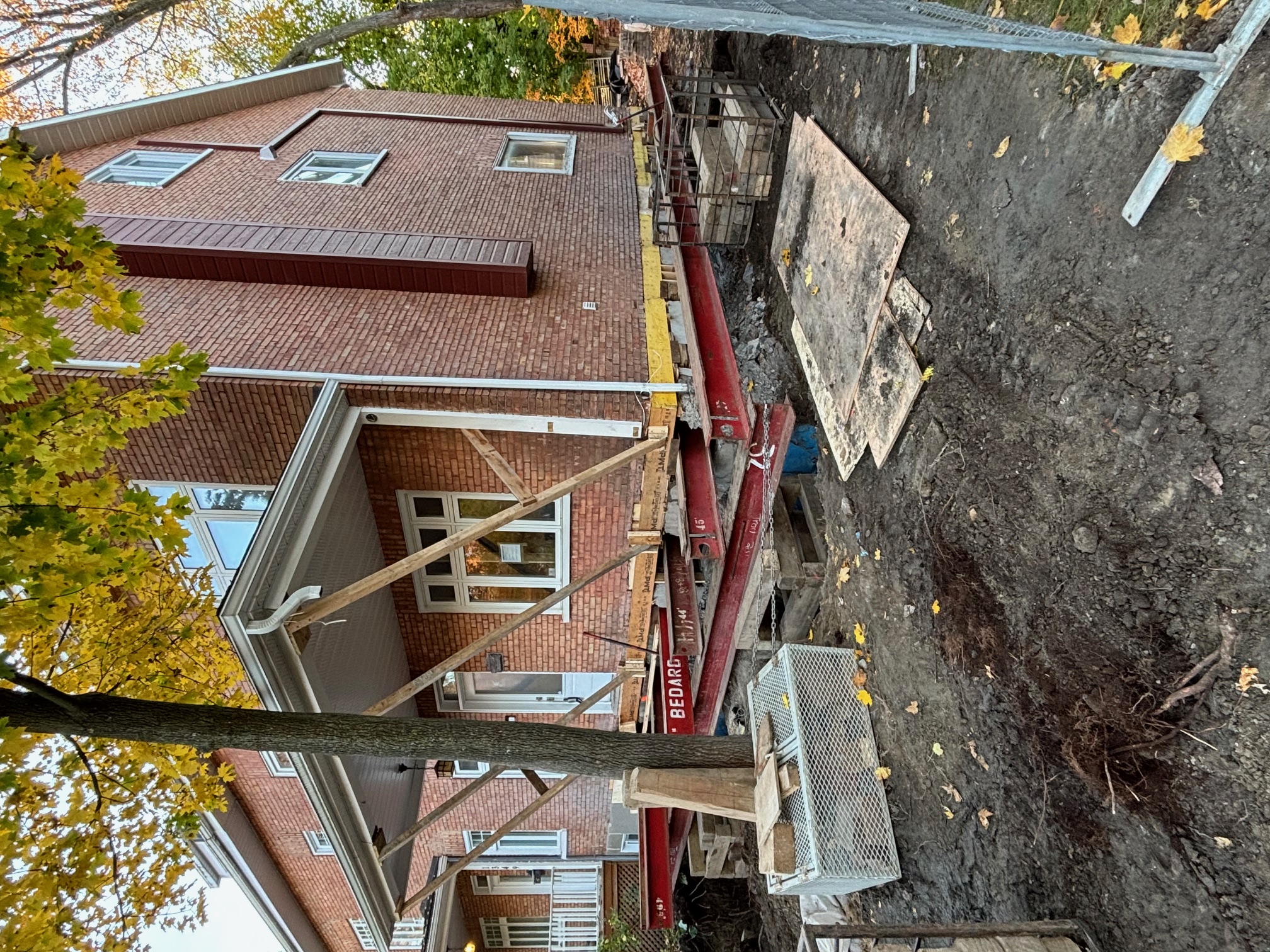 Levage de maison résidentielle avec structure d’acier pour travaux de fondation sur Côte de Beaupré